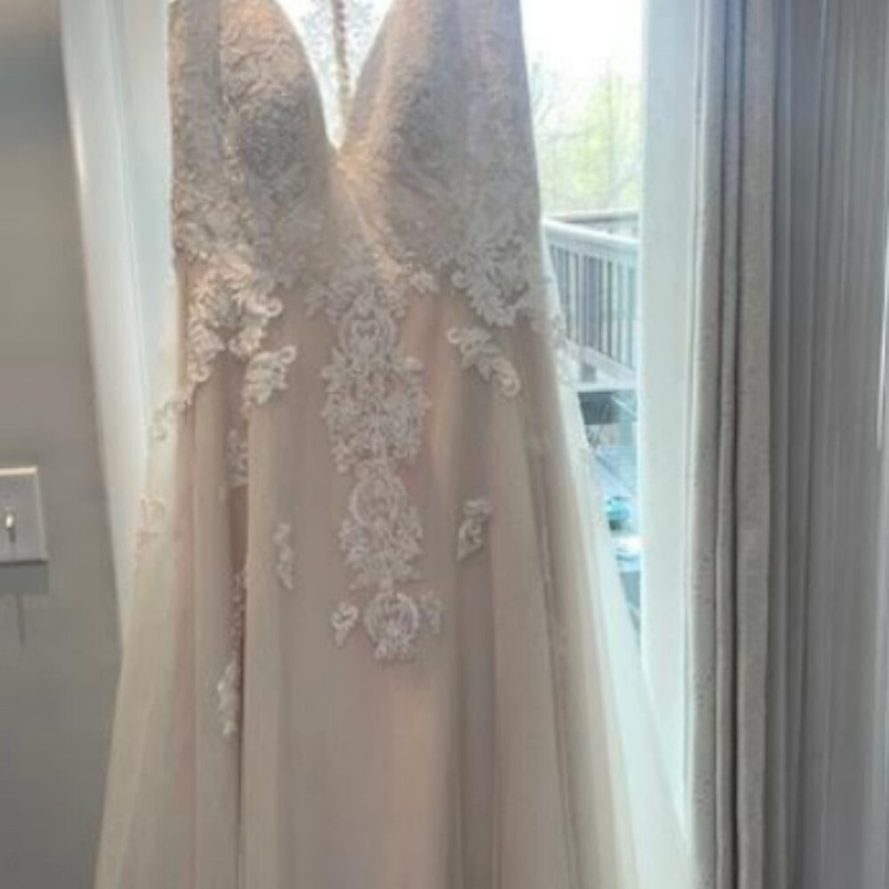Stella York Romantic Lace Wedding Dress with Cameo Back - Picture 16 of 16